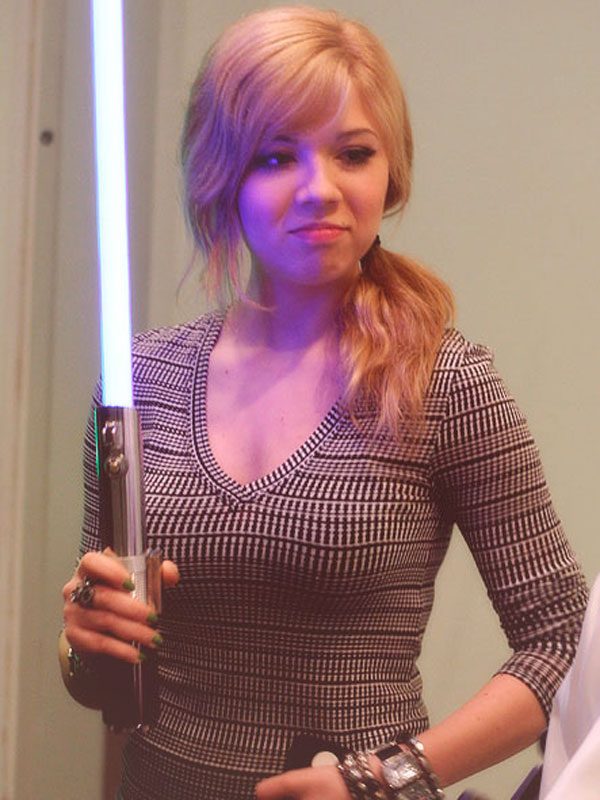[Image: jennette-mccurdy-shows-curves-in-tight-c...witter.jpg]